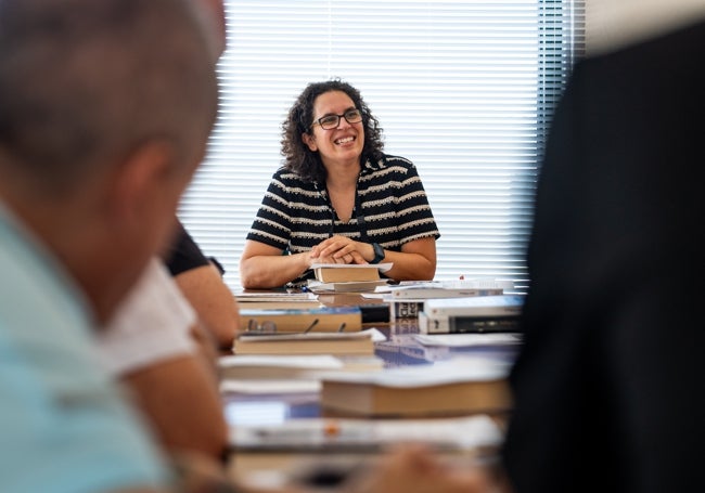 Sonia Lozano Martín dirige una sesión del club.